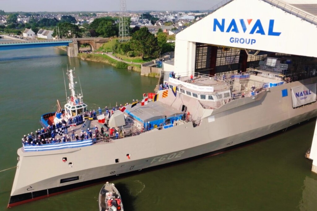 Le HS Nearchos, avec ses 4 500 tonnes et ses 122 mètres de longueur, se présente comme un colosse des mers.