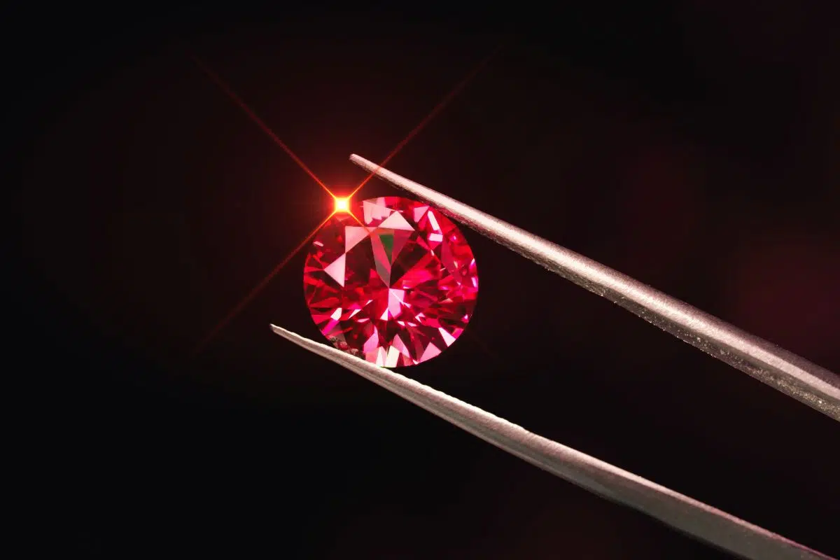 Cette découverte va bouleverser le marché de la bijouterie et faire chuter drastiquement le prix des pierres précieuses comme le rubis Cette découverte va bouleverser le marché de la bijouterie et faire chuter drastiquement le prix des pierres précieuses comme le rubis
