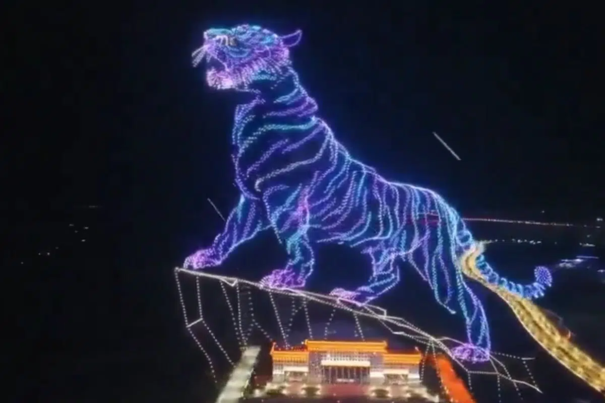 La Chine réalise un ballet époustouflant et inonde le ciel avec plus de 8100 drones pour un record largement devant ses concurrents occidentaux La Chine réalise un ballet époustouflant et inonde le ciel avec plus de 8100 drones pour un record largement devant ses concurrents occidentaux