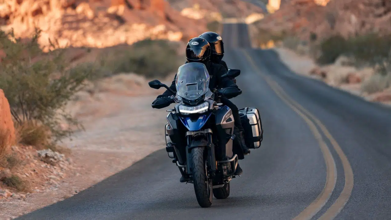 Pourquoi les motards tendent la jambe et abaissent son pied vers le sol Pourquoi les motards tendent la jambe et abaissent son pied vers le sol