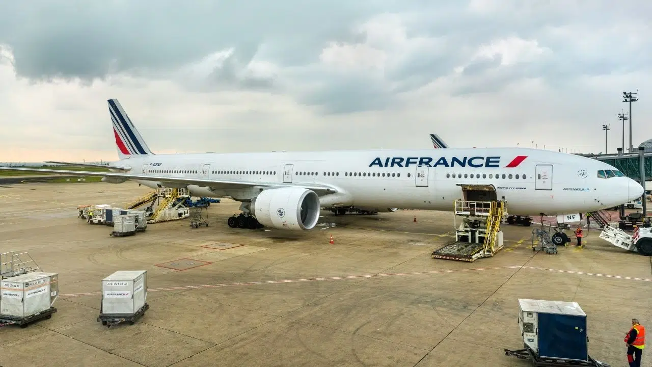 TotalEnergies va fournir à Air France-KLM 1,5 million de tonnes de carburant d'aviation plus durable sur les dix prochaines années TotalEnergies va fournir à Air France-KLM 1,5 million de tonnes de carburant d'aviation plus durable sur les dix prochaines années