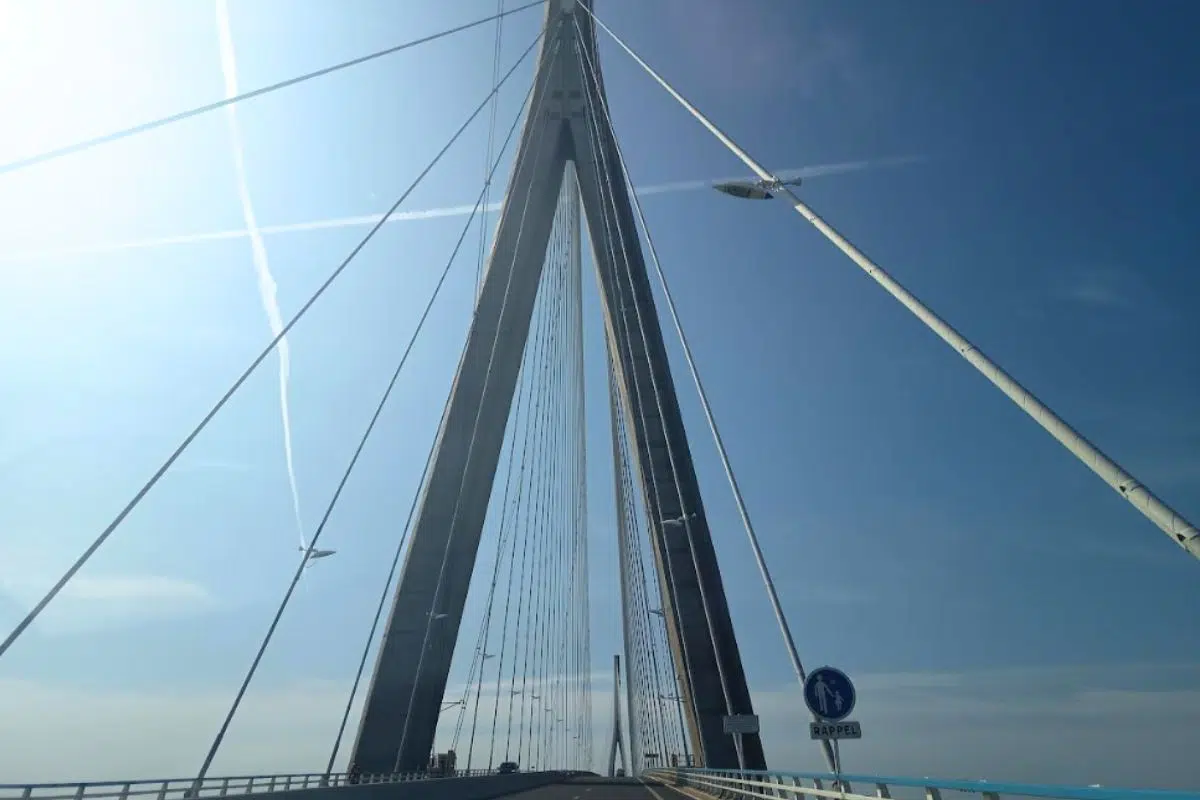 Avec plus de 2 km de long et des pylônes de 20 000 tonnes, ce pont français suscite encore l'admiration du monde entier même en 2025 Avec plus de 2 km de long et des pylônes de 20 000 tonnes, ce pont français suscite encore l'admiration du monde entier même en 2025