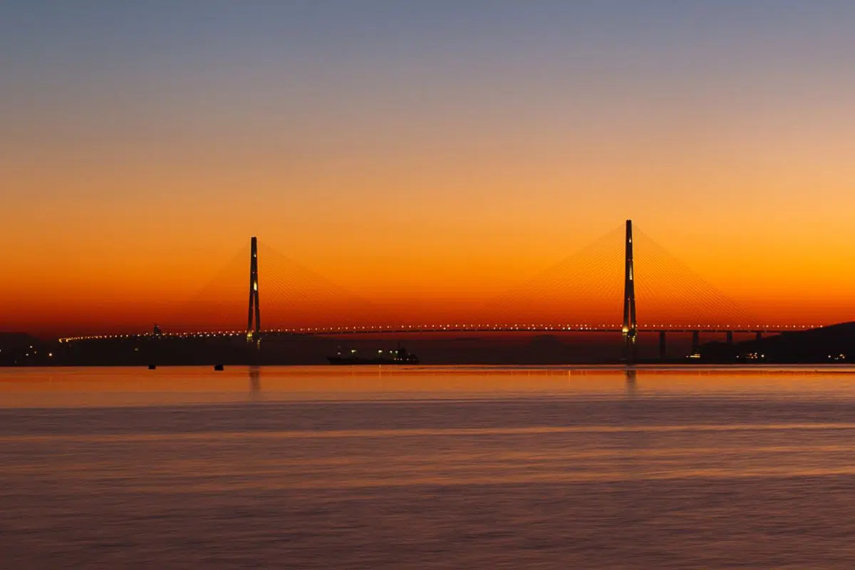 Ce colosse est le plus long pont à haubans du monde et il dessert une île 