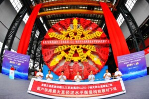 La Chine étonne avec un nouveau record mondial pour ce monstre lourd comme la tour Eiffel (10 000 tonnes) et qui va lui permettre de passer la vitesse supérieure dans ses objectifs de construction
