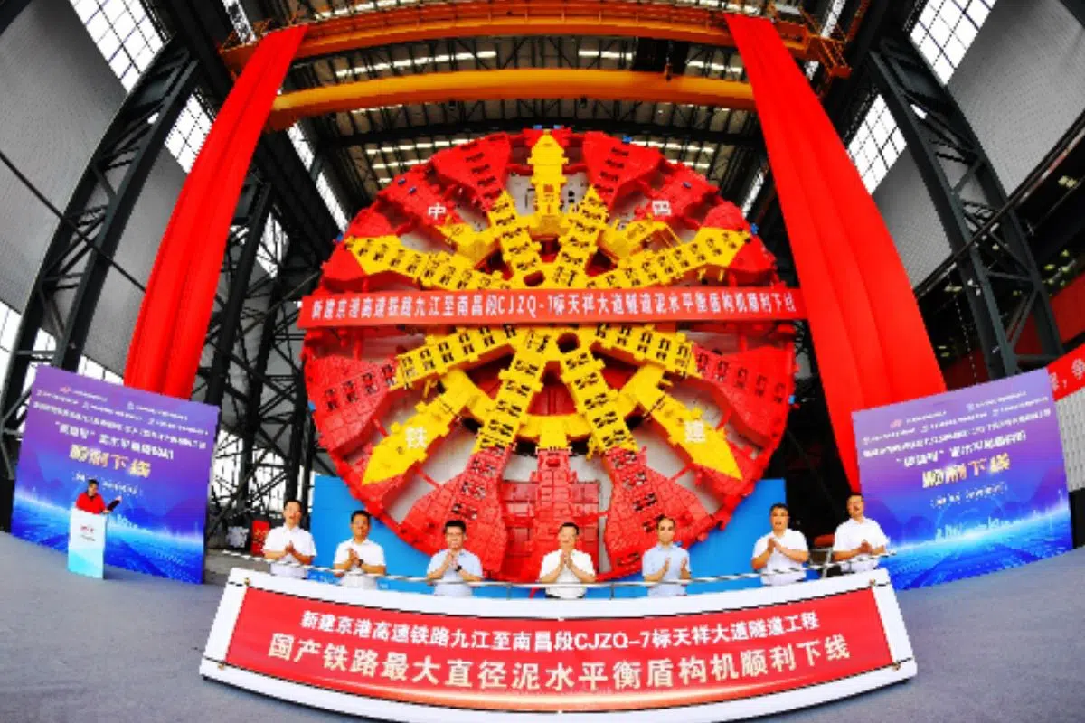 La Chine étonne avec un nouveau record mondial pour ce monstre lourd comme la tour Eiffel (10 000 tonnes) et qui va lui permettre de passer la vitesse supérieure dans ses objectifs de construction La Chine étonne avec un nouveau record mondial pour ce monstre lourd comme la tour Eiffel (10 000 tonnes) et qui va lui permettre de passer la vitesse supérieure dans ses objectifs de construction