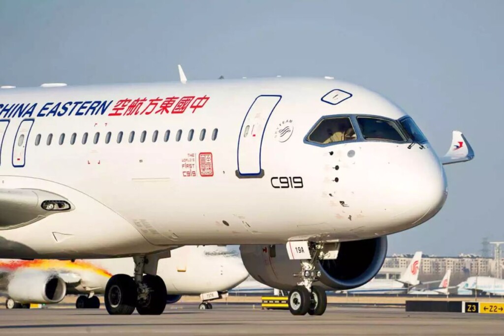 Le Comac C919 est le plus grand avion de ligne chinois actuel d'une capacité de 168 à 190 sièges, son premier vol commercial a eu lieu en mai 2023.