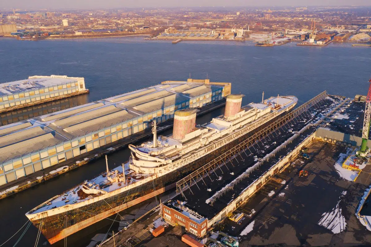 Ce ruban bleu et ex-fleuron de la flotte américaine va connaître une seconde vie particulièrement insolite qui pourrait faire des émules Ce ruban bleu et ex-fleuron de la flotte américaine va connaître une seconde vie particulièrement insolite qui pourrait faire des émules