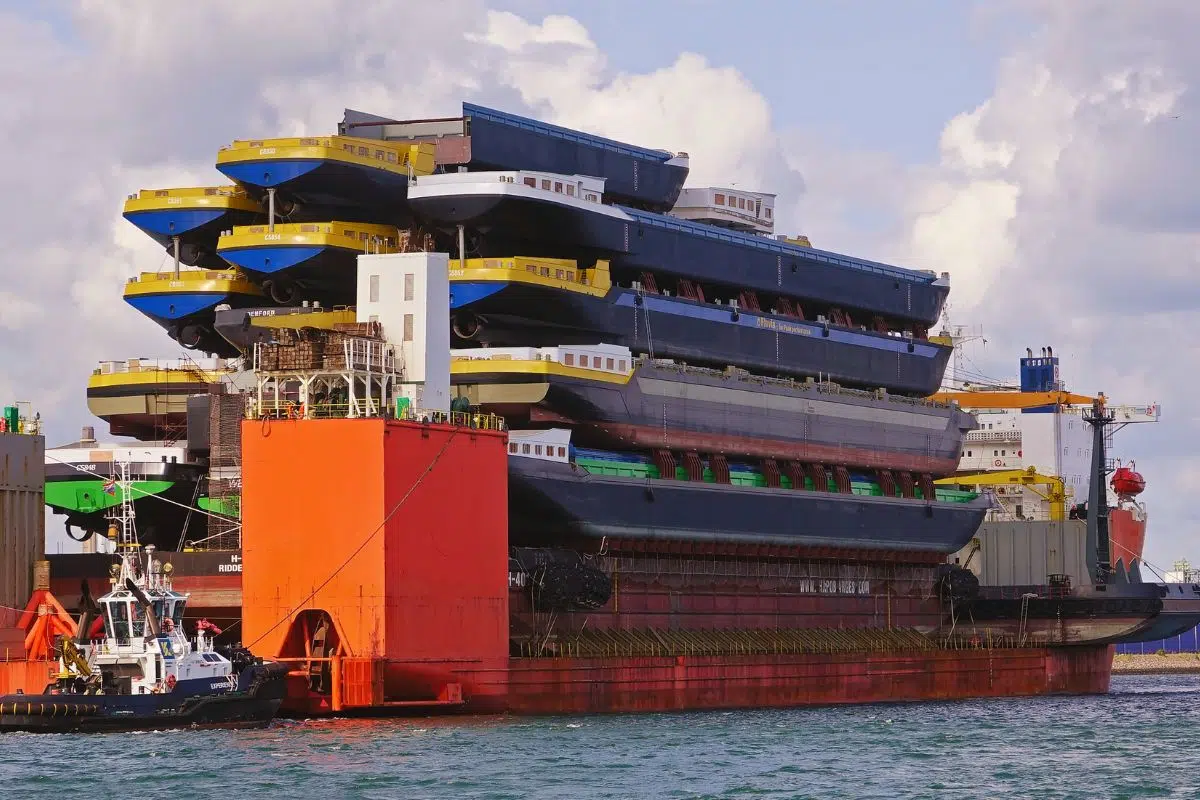 Capable de transporter 73 000 tonnes, c'est le spécialiste des missions impossibles comme porter des plateformes pétrolières à l'autre bout du monde Capable de transporter 73 000 tonnes, c'est le spécialiste des missions impossibles comme porter des plateformes pétrolières à l'autre bout du monde