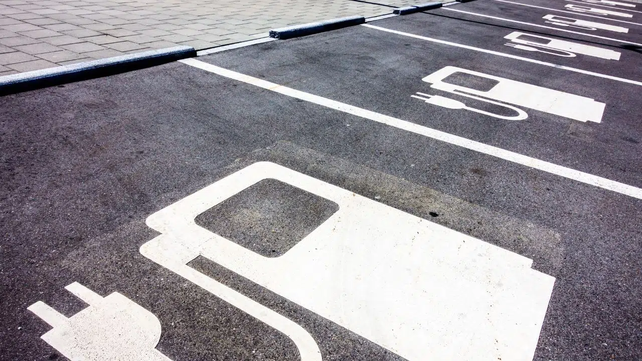 Pourquoi les véhicules électriques provoquent plus d'accidents que les voitures essence Pourquoi les véhicules électriques provoquent plus d'accidents que les voitures essence