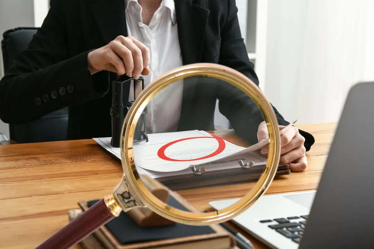 Le notaire n'est pas obligatoire pour la rédaction de votre testament mais lui seul pourra vous éviter les déboires administratifs autour de vos dernières volontés Le notaire n'est pas obligatoire pour la rédaction de votre testament mais lui seul pourra vous éviter les déboires administratifs autour de vos dernières volontés