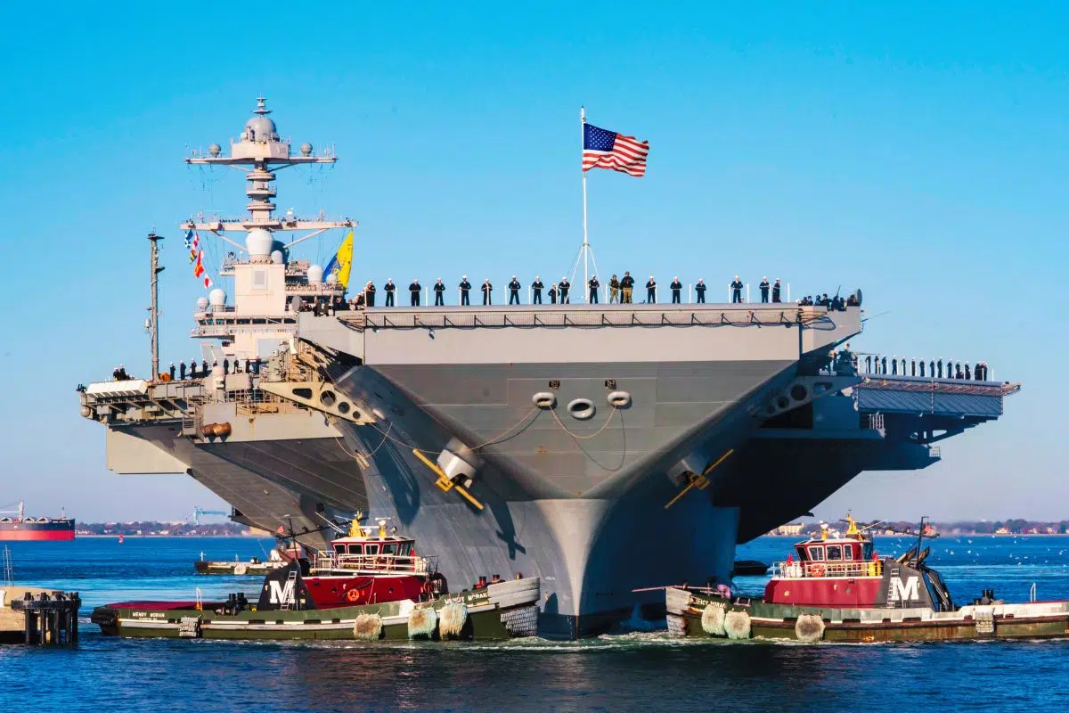 Vous pourriez faire tenir 3 porte-avions Charles De Gaulle sur le pont du plus grand navire de guerre du monde qui pèse le poids de 11 tours Eiffel