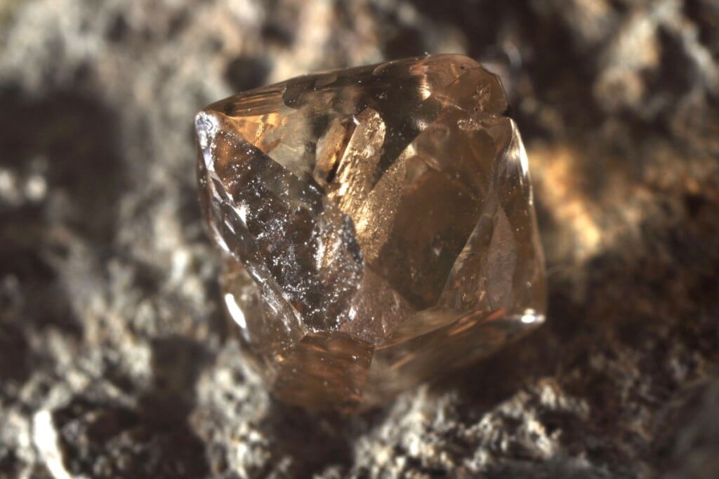 Certains diamants d'une couleur particulière (rose, bleu, vert etc) peuvent partir à un million de d'euros de carat.