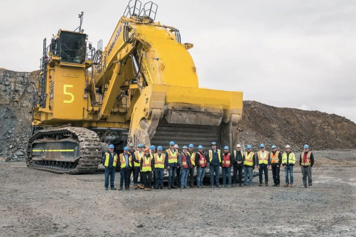 Haute comme 3 étages pour un poids équivalent à 700 Twingo, cette excavatrice Haute comme 3 étages pour un poids équivalent à 700 Twingo, cette excavatrice