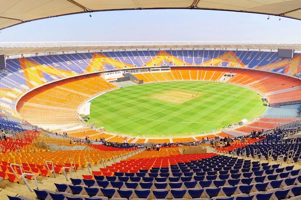 C'est le plus grand stade du monde avec 132 000 places et il n'est pas destiné au football mais au second sport le plus pratiqué du monde