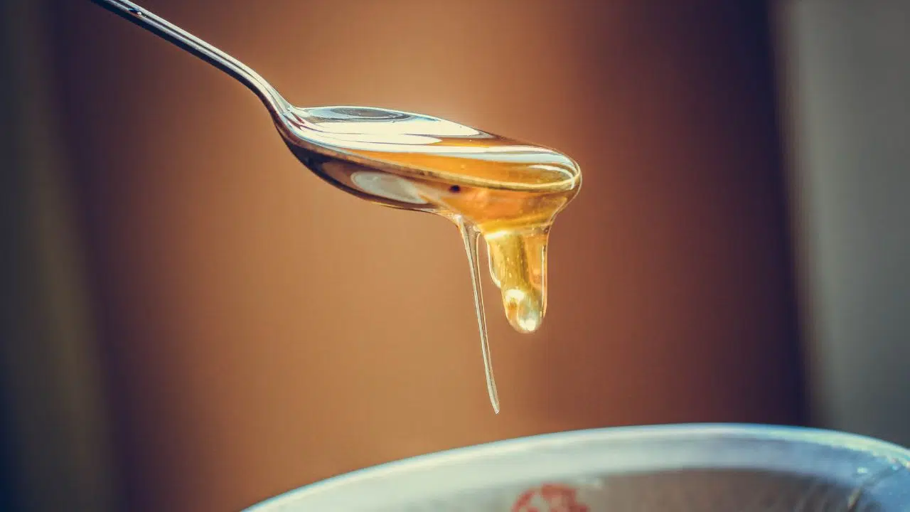 Stop ! N'utilisez plus jamais de cuillère en métal avec votre miel !