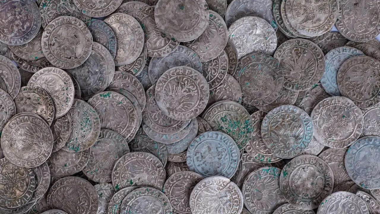 Un trésor de pièces de monnaie romaines de 2 000 ans caché après une attaque pirate refait surface en Méditerranée une découverte extraordinaire