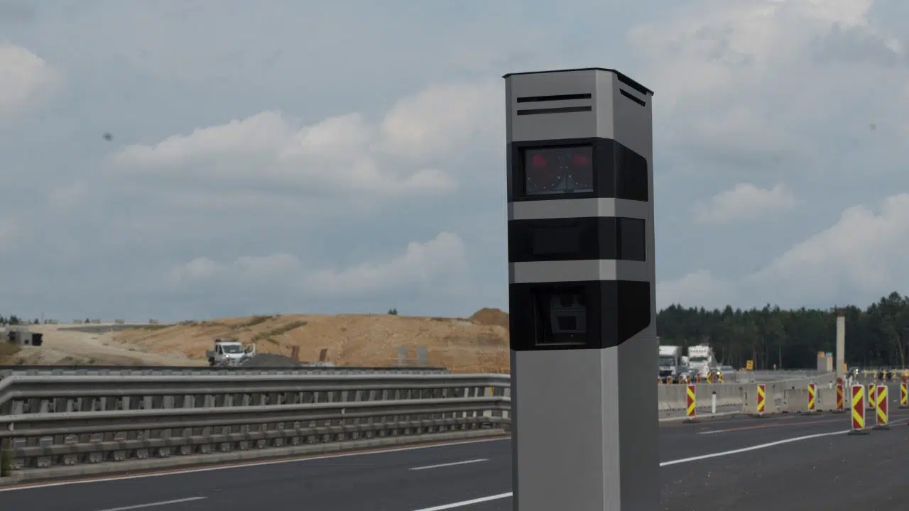 2025, ces radars boostés à l'IA pourront voir téléphone au volant, le non-port de la ceinture, distances de sécurité