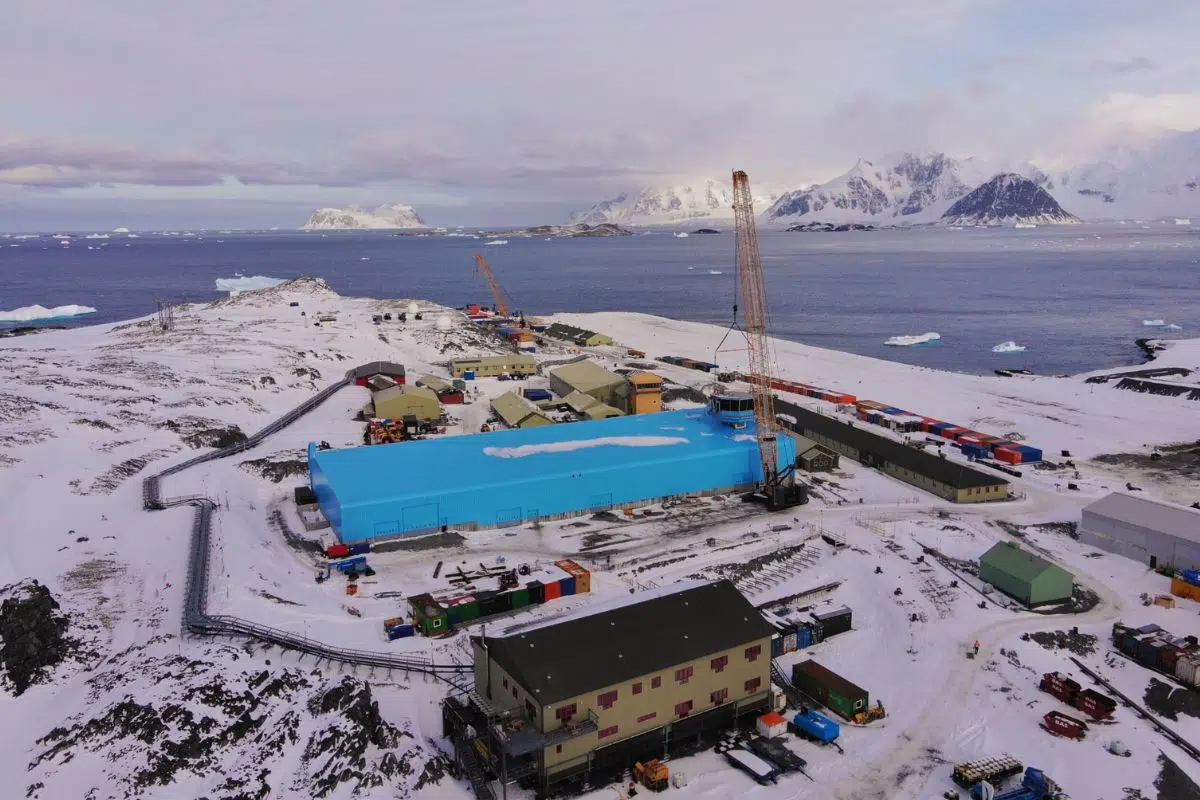 Grande première pour le chantier le plus extrême de la planète où l'hiver s'accompagne de journées de 24H dans le noir et de températures jusqu'à -20° Grande première pour le chantier le plus extrême de la planète où l'hiver s'accompagne de journées de 24H dans le noir et de températures jusqu'à -20°