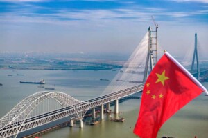 La Chine bat ENCORE un record de construction qui va faire rêver les Français friands de ponts avec le nouveau plus grand segment à haubans du monde
