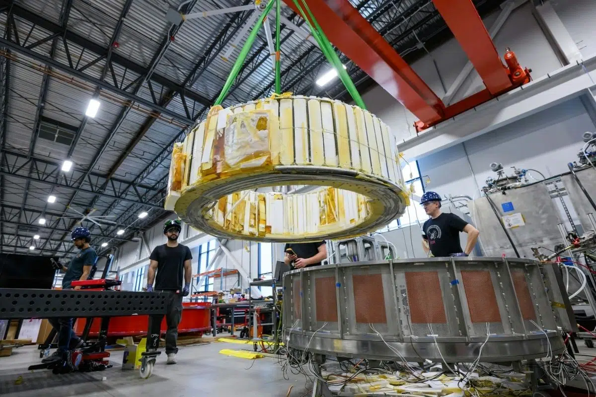 Ce super-aimant est 100 000 fois plus puissant que le champ magnétique terrestre et n'a qu'un seul but : confiner le plasma de la fusion nucléaire Ce super-aimant est 100 000 fois plus puissant que le champ magnétique terrestre et n'a qu'un seul but : confiner le plasma de la fusion nucléaire