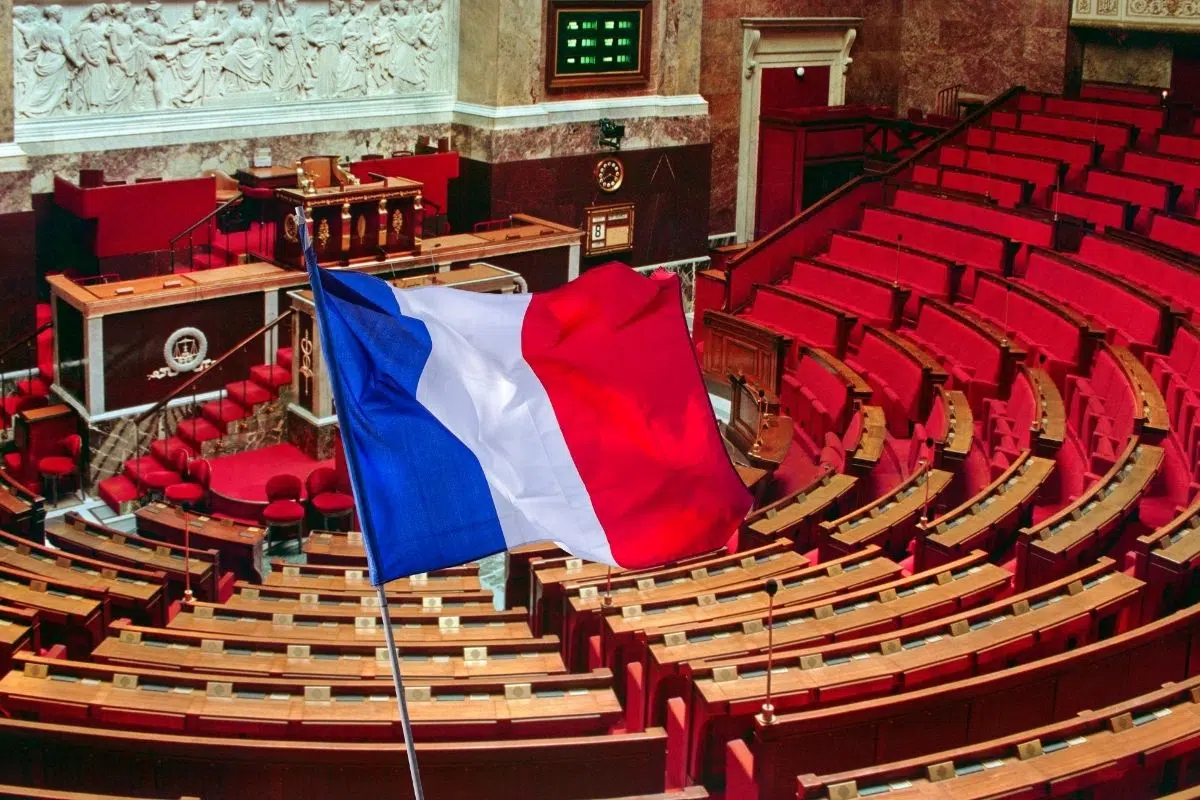 Si l'Assemblée Nationale ne vote pas le budget, La France se retrouverait dans une situation inédite qui n'a pas été prévue dans la Ve constitution Si l'Assemblée Nationale ne vote pas le budget, La France se retrouverait dans une situation inédite qui n'a pas été prévue dans la Ve constitution