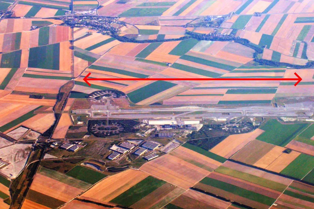La 2e plus grande piste de décollage de France a la particularité d'être au milieu des champs dans un aéroport qui peine à attirer les foules La 2e plus grande piste de décollage de France a la particularité d'être au milieu des champs dans un aéroport qui peine à attirer les foules