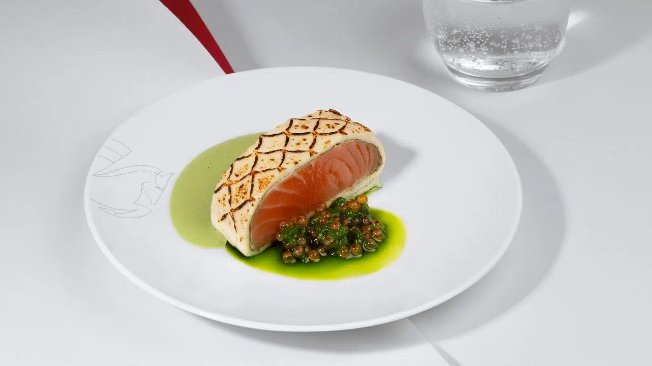 Air France transforme ses vols en restaurants étoilés avec le chef trois étoiles Emmanuel Renaut et la cheffe pâtissière de renom Claire Heitzler Air France transforme ses vols en restaurants étoilés avec le chef trois étoiles Emmanuel Renaut et la cheffe pâtissière de renom Claire Heitzler