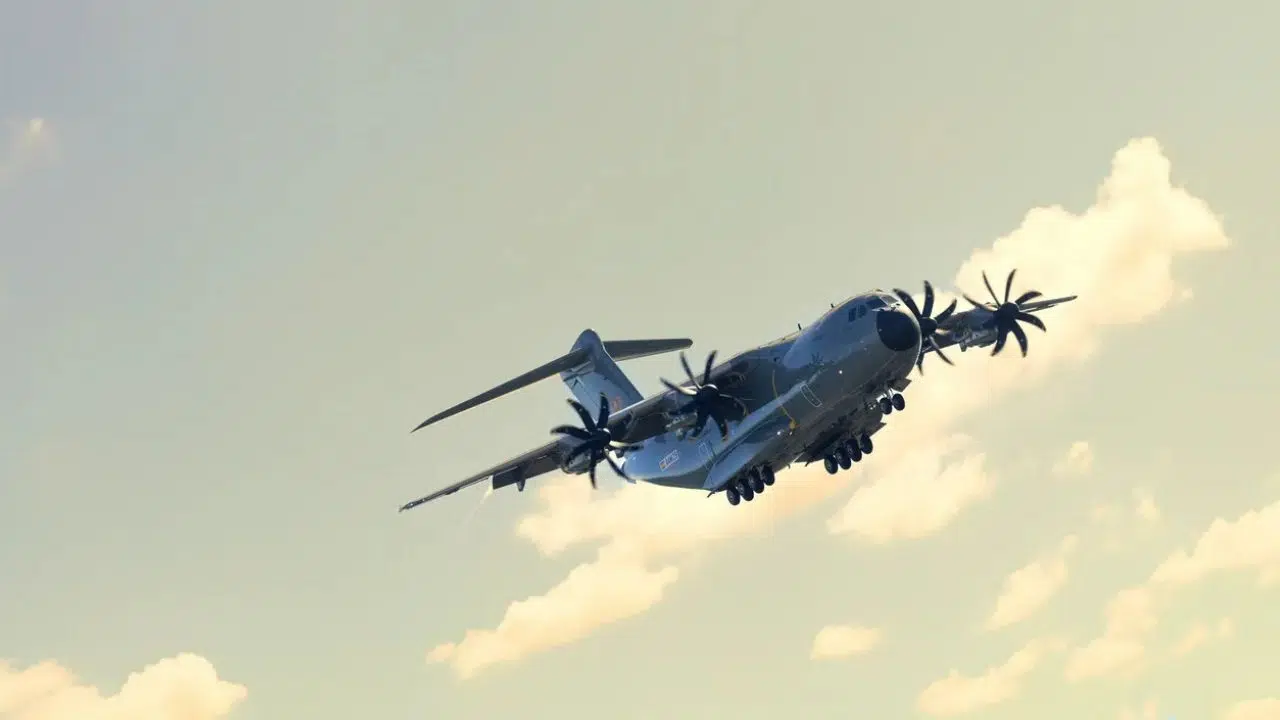Airbus livre le premier A400M au Kazakhstan Airbus livre le premier A400M au Kazakhstan