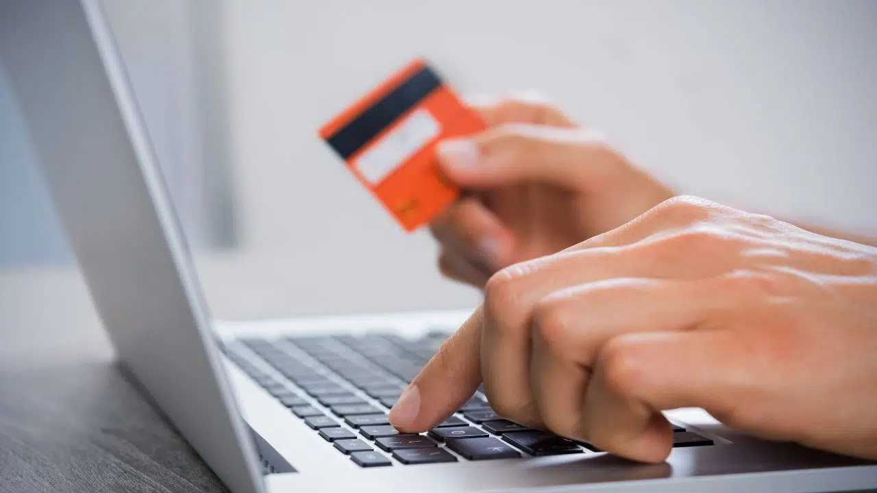 Cette banque en ligne Française ferme défensivement en 2025 et laisse 675 000 clients sur le carreau Cette banque en ligne Française ferme défensivement en 2025 et laisse 675 000 clients sur le carreau