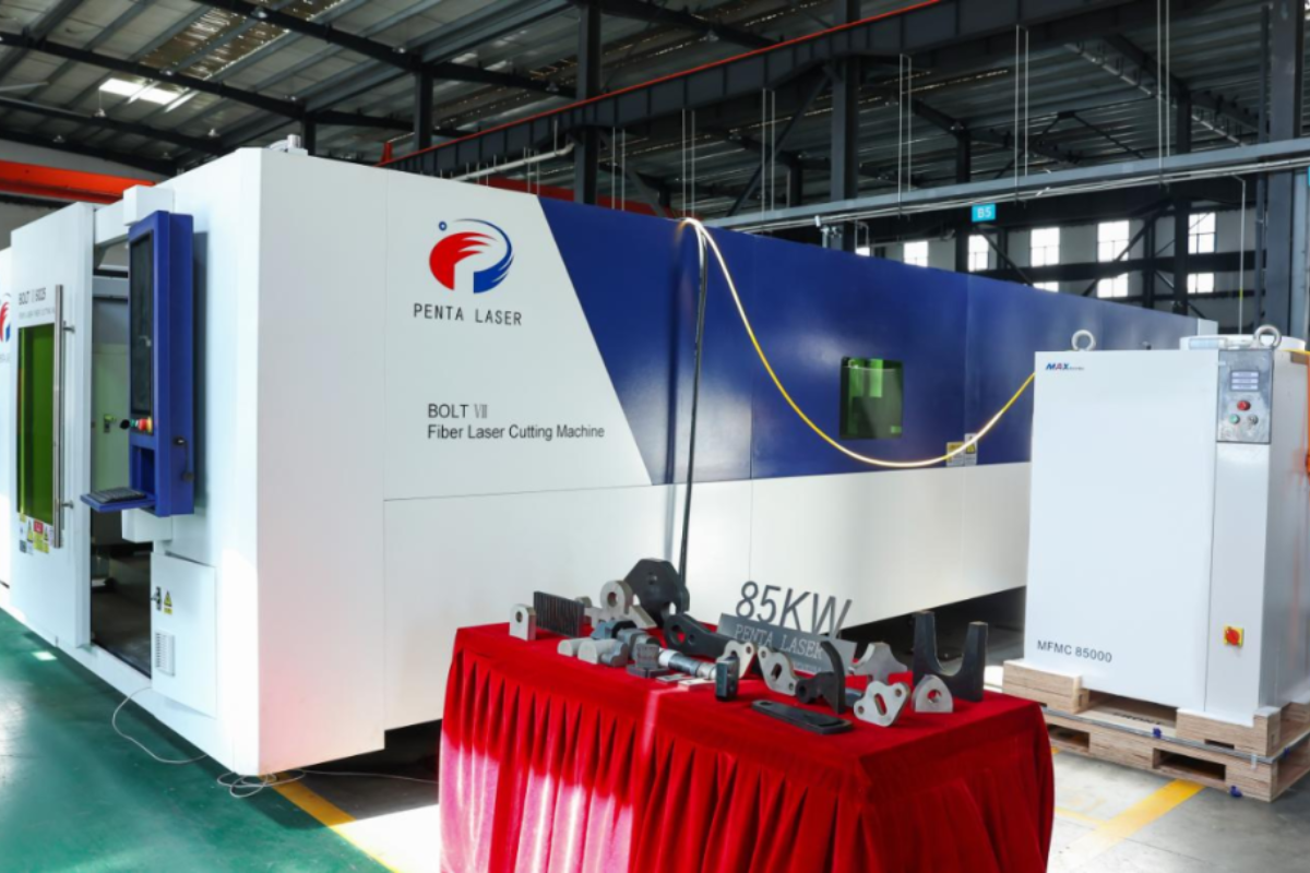 Penta Laser, a récemment expédié cette machine puissante, capable de traverser l'acier au carbone de 20 mm d'épaisseur à une vitesse de 11 à 12 mètres par minute.