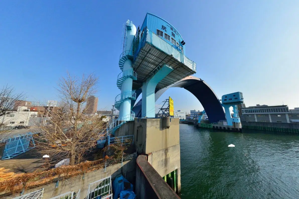 Cette prouesse d'ingénierie japonaise de 110 mètres de large protège la 3e plus grande ville nippone avec ce mécanisme spectaculaire Cette prouesse d'ingénierie japonaise de 110 mètres de large protège la 3e plus grande ville nippone avec ce mécanisme spectaculaire