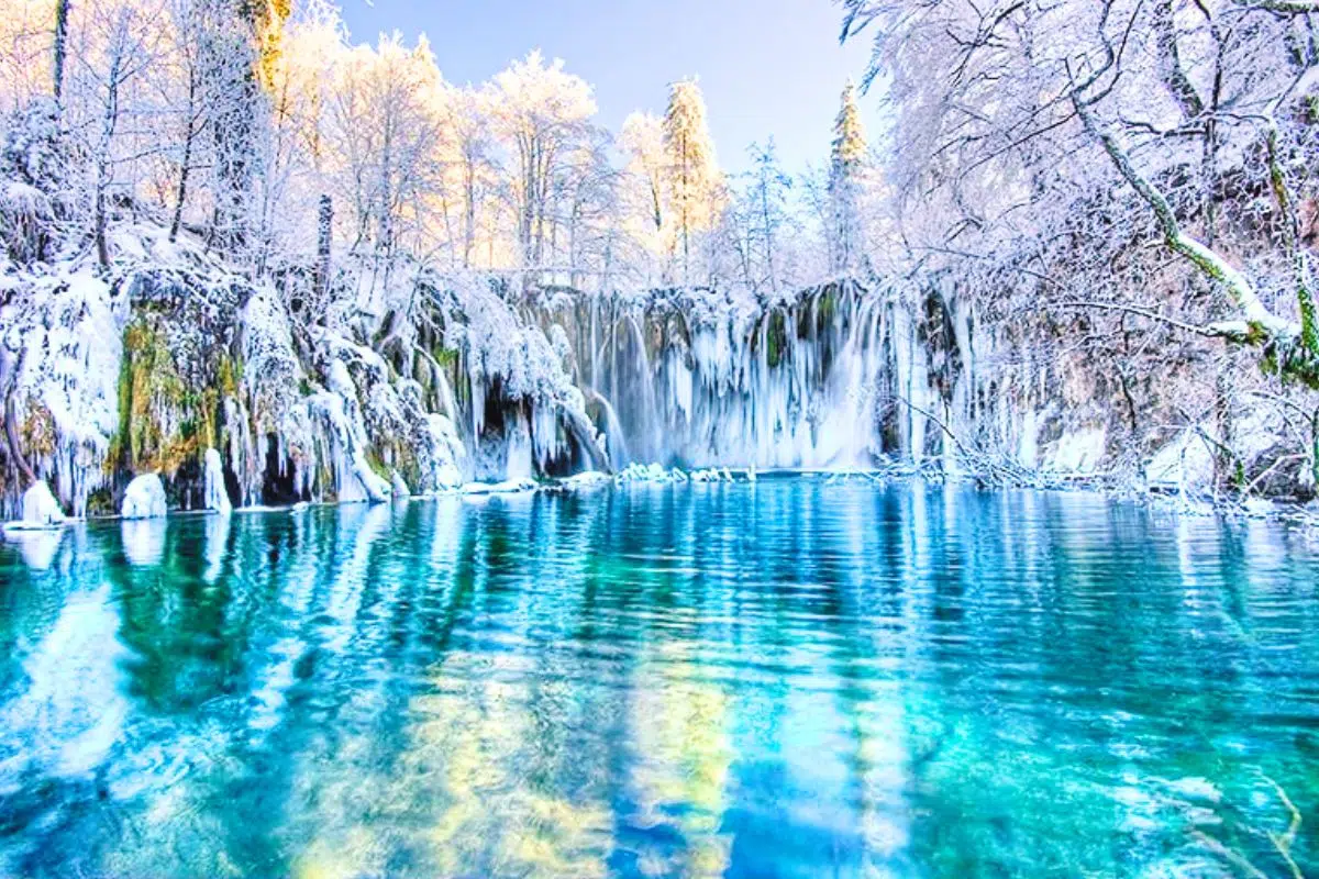 Le « vrai » décor de la Reine des Neiges semble venir de ce petit pays d’Europe qui est pourtant boudé pour les fêtes de fin d’année alors qu’il a de sérieux arguments Le « vrai » décor de la Reine des Neiges semble venir de ce petit pays d’Europe qui est pourtant boudé pour les fêtes de fin d’année alors qu’il a de sérieux arguments