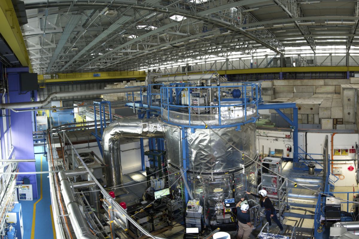 L'expérience CLOUD utilise une chambre de simulation ultra-propre pour étudier la formation et la croissance des particules d'aérosol sous des conditions atmosphériques contrôlées, en exposant un mélange de gaz à des faisceaux de pions chargés du Synchrotron à protons du CERN, simulant ainsi l'effet des rayons cosmiques.