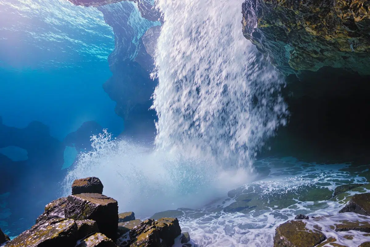 1400 piscines olympiques par seconde ! En plus de sa taille record la plus grande chute d'eau du monde a un impact considérable sur le climat 1400 piscines olympiques par seconde ! En plus de sa taille record la plus grande chute d'eau du monde a un impact considérable sur le climat