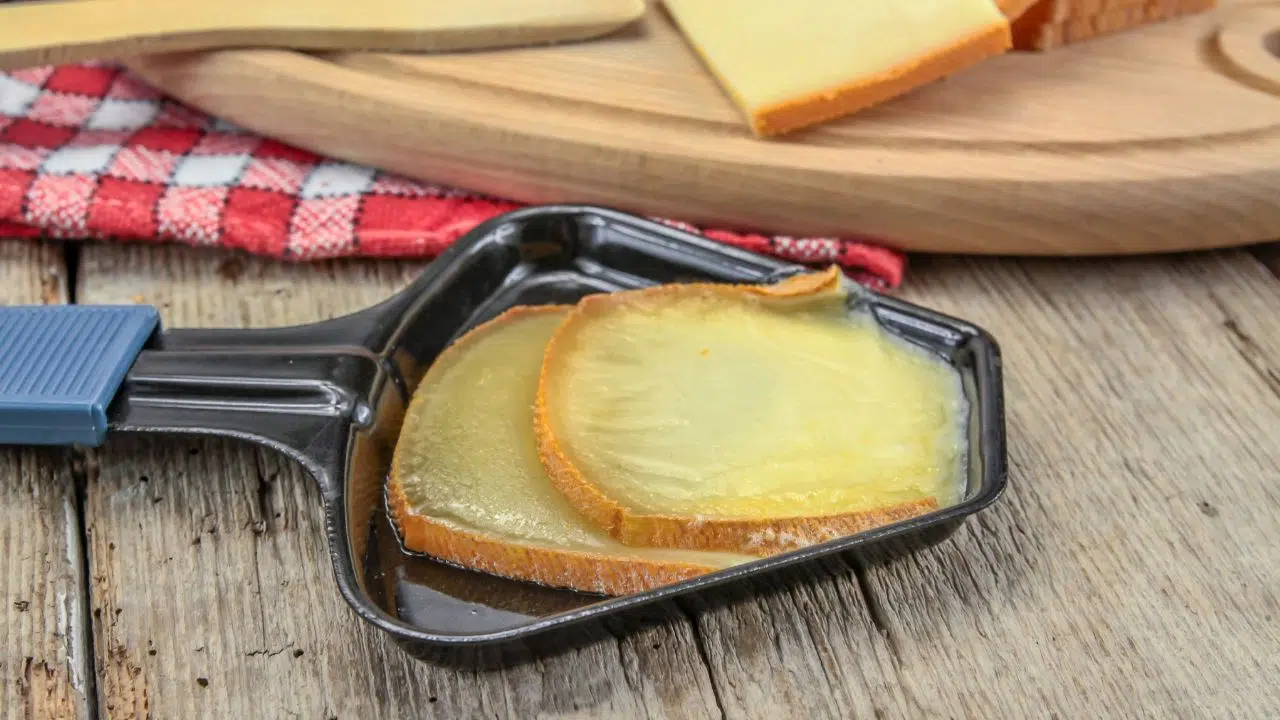 Journée mondiale de la raclette 2024 un hommage à la convivialité alpine Journée mondiale de la raclette 2024 un hommage à la convivialité alpine