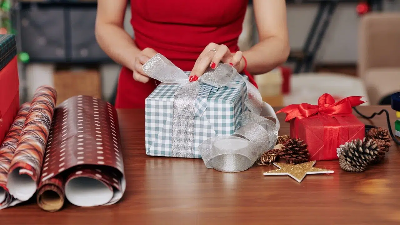 Non, il ne faut pas jeter à la poubelle le papier-cadeau et les cartes de Noël Non, il ne faut pas jeter à la poubelle le papier-cadeau et les cartes de Noël