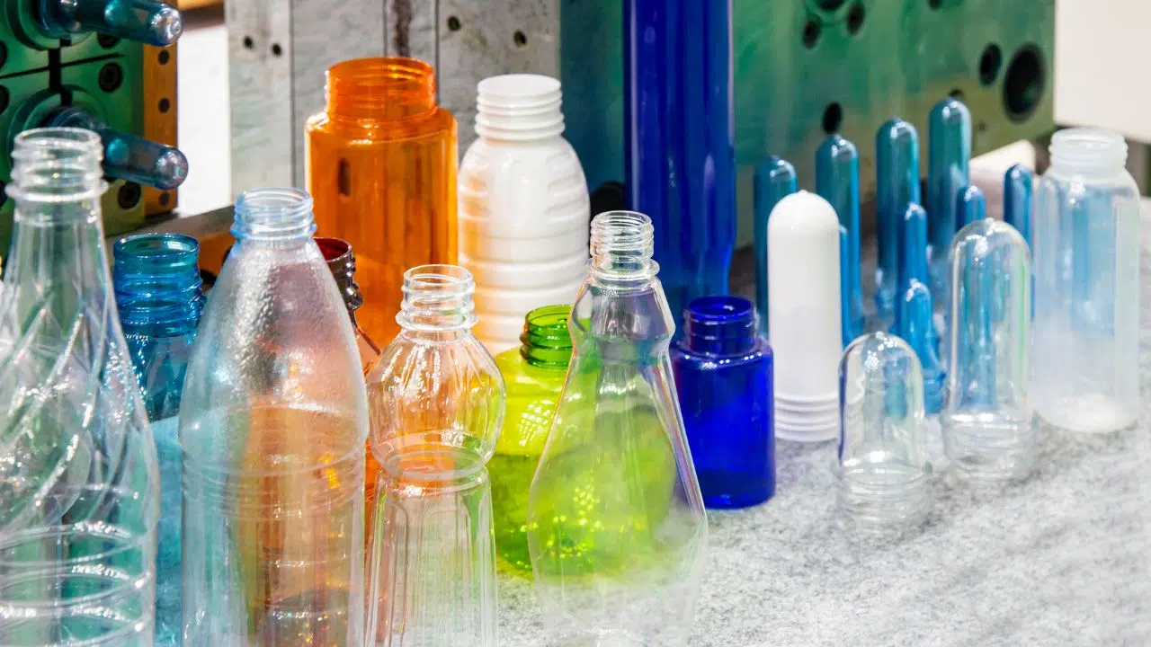 Réutiliser les bouteilles en plastique est plus dangereux que l'on ne le pense Réutiliser les bouteilles en plastique est plus dangereux que l'on ne le pense