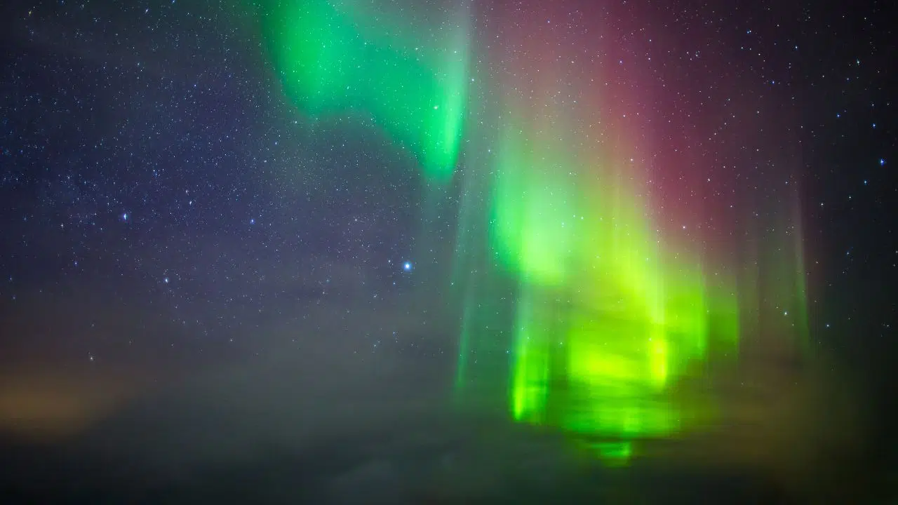Une tempête géomagnétique frappe la Terre en ce moment même Une éjection de masse coronale (CME) Une tempête géomagnétique frappe la Terre en ce moment même Une éjection de masse coronale (CME)v