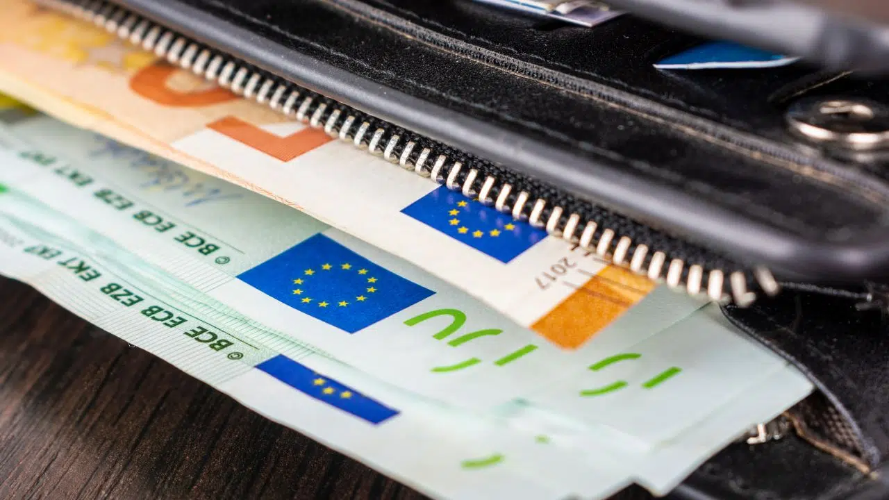 En cas de défaillance de l'employeur, l'AGS garantie le paiement des salaires, indemnités et autres sommes dues aux salariés En cas de défaillance de l'employeur, l'AGS garantie le paiement des salaires, indemnités et autres sommes dues aux salariés