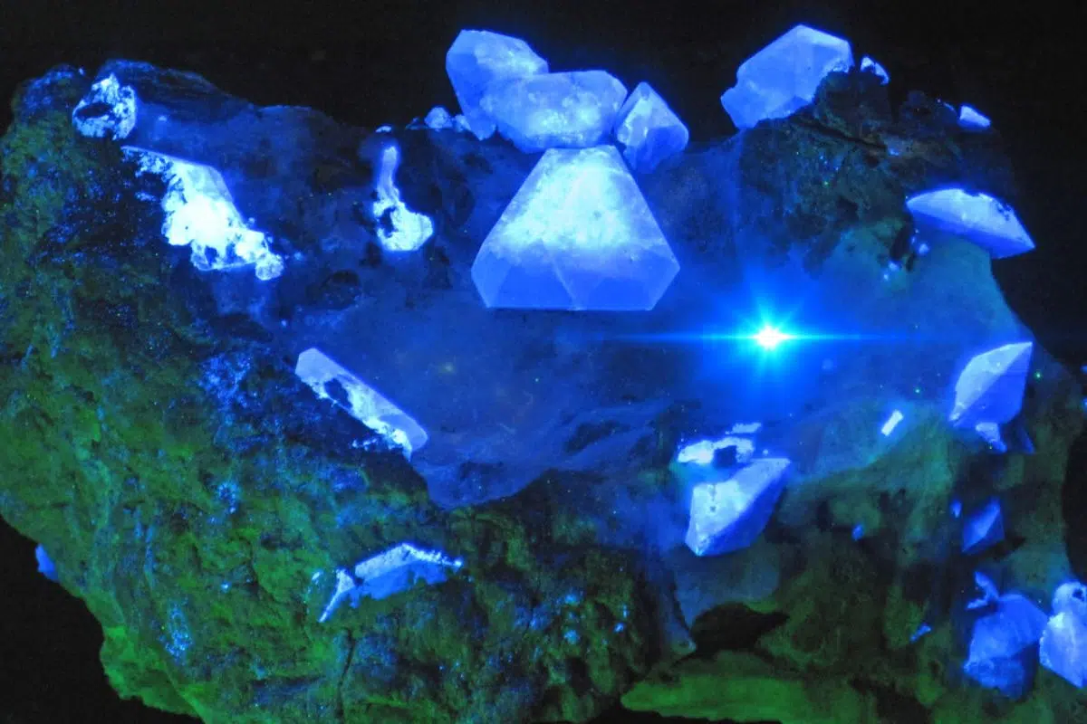 La gemme la plus rare sur terre vaut 235 fois le prix de l'or et ne se trouve qu'en UN SEUL lieu dans le monde : la Californie