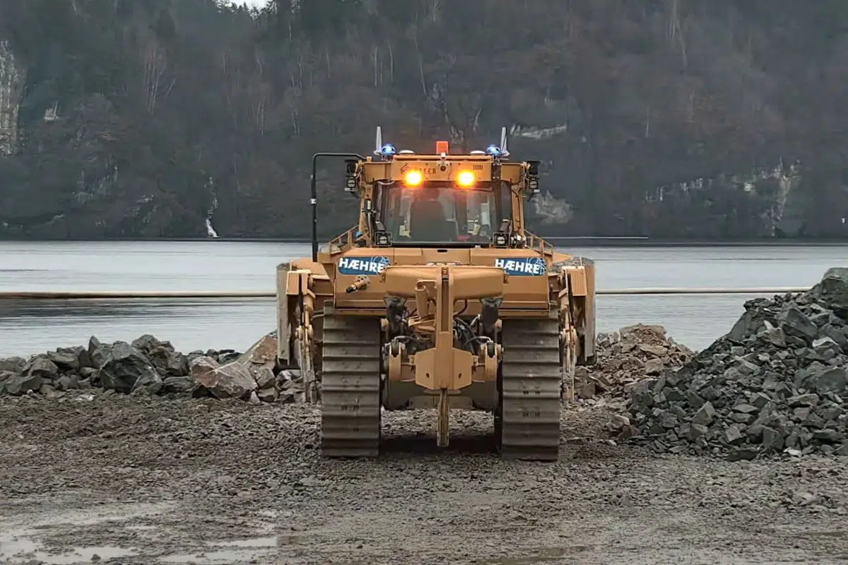 Ce Bulldozer est unique au monde et il participe au plus grand projet de terrassement d'Europe du Nord Ce Bulldozer est unique au monde et il participe au plus grand projet de terrassement d'Europe du Nord