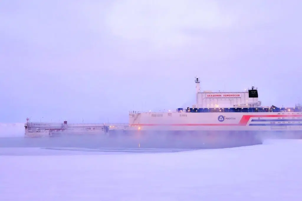 L'Akademik Lomonosov est la première centrale nucléaire flottante russe, mise en service en 2020 à Pevek, en Tchoukotka.