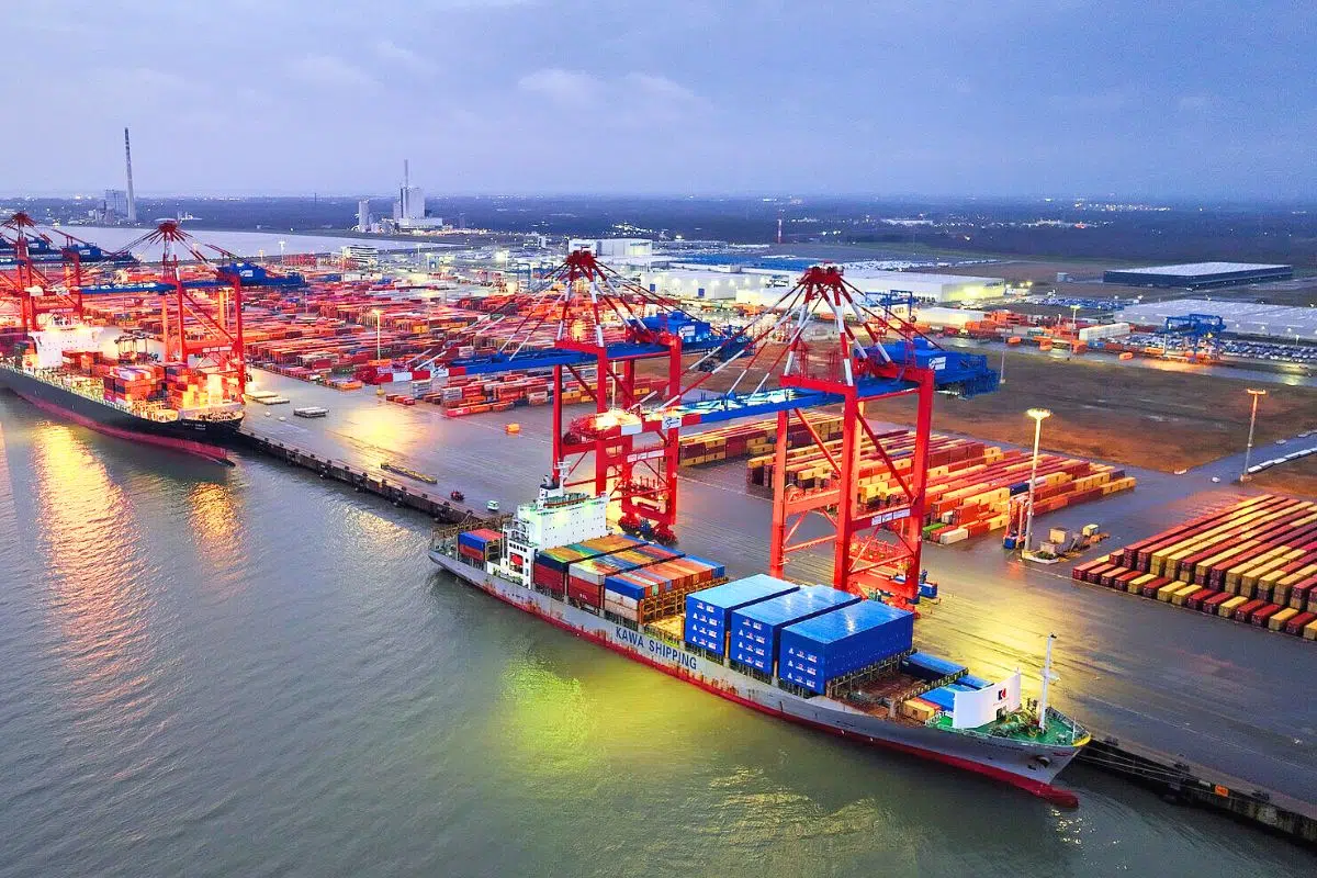 Le « Chine-Europe Express » va bouleverser le commerce mondial en divisant le temps de trajet entre les 2 continents de presque moitié Le « Chine-Europe Express » va bouleverser le commerce mondial en divisant le temps de trajet entre les 2 continents de presque moitié