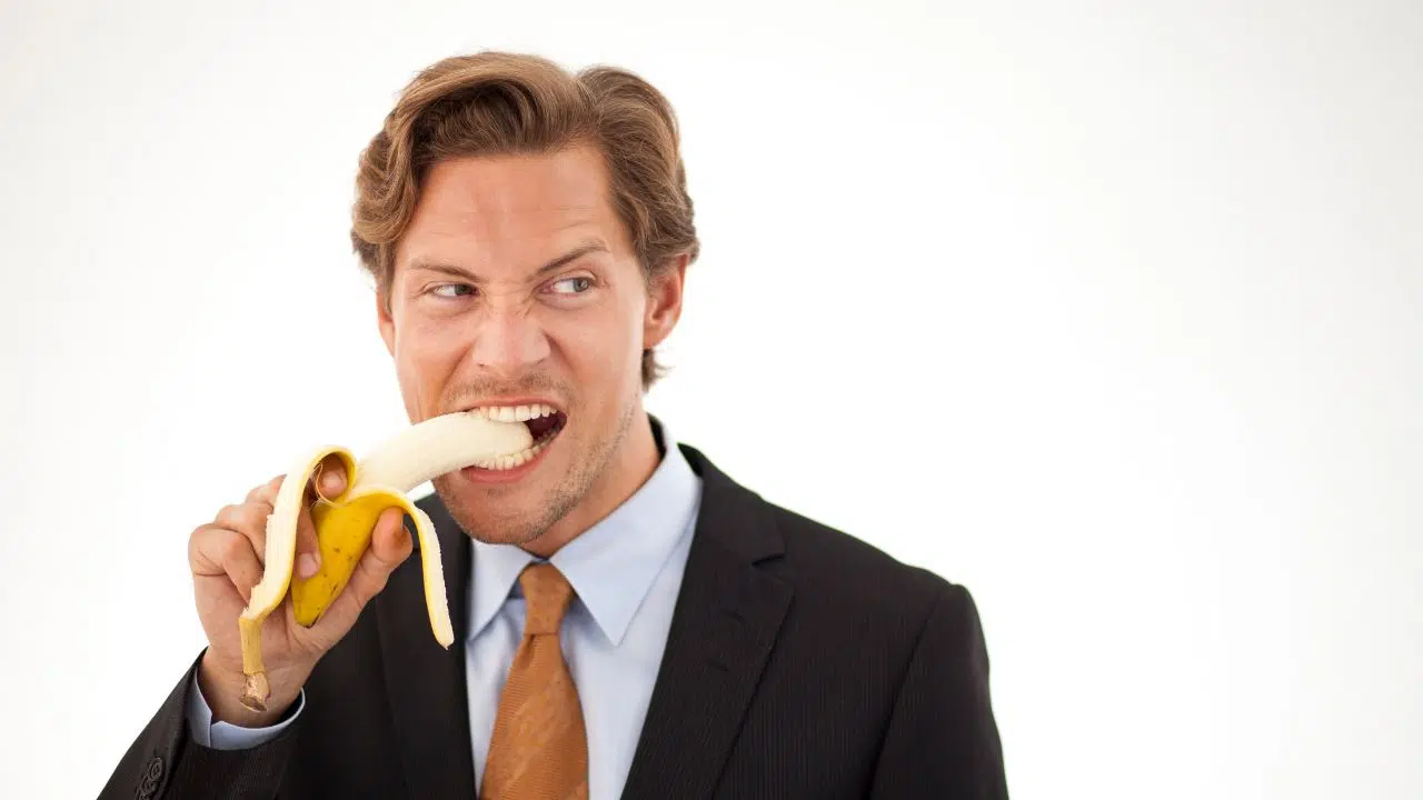 Vous épluchez vos bananes de la mauvaise façon, voici la méthode la plus efficace et d'autres encore