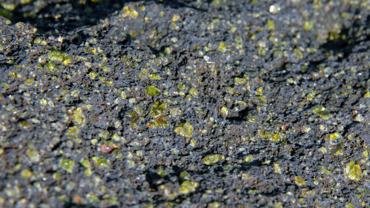 Des scientifiques découvrent un moyen peu coûteux de piéger le carbone à l'aide de roches ordinaires Des scientifiques découvrent un moyen peu coûteux de piéger le carbone à l'aide de roches ordinaires