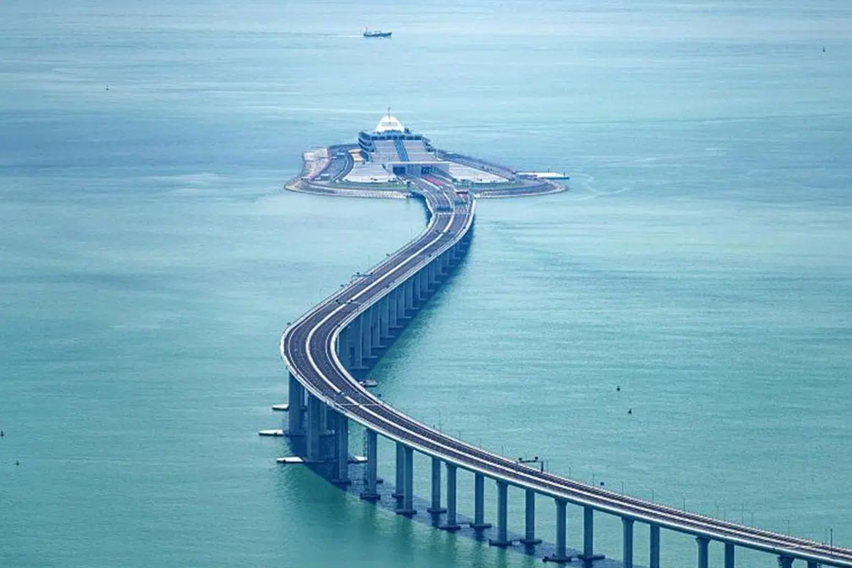 Le plus long pont maritime du monde de 55 km de long a utilisé un matériau très inhabituel pour ce genre de construction : le bambou