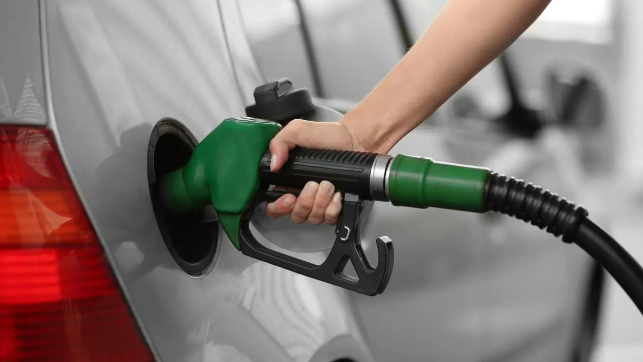 Pourquoi les voitures ont-elles des réservoirs d'essence sur des côtés différents Pourquoi les voitures ont-elles des réservoirs d'essence sur des côtés différents