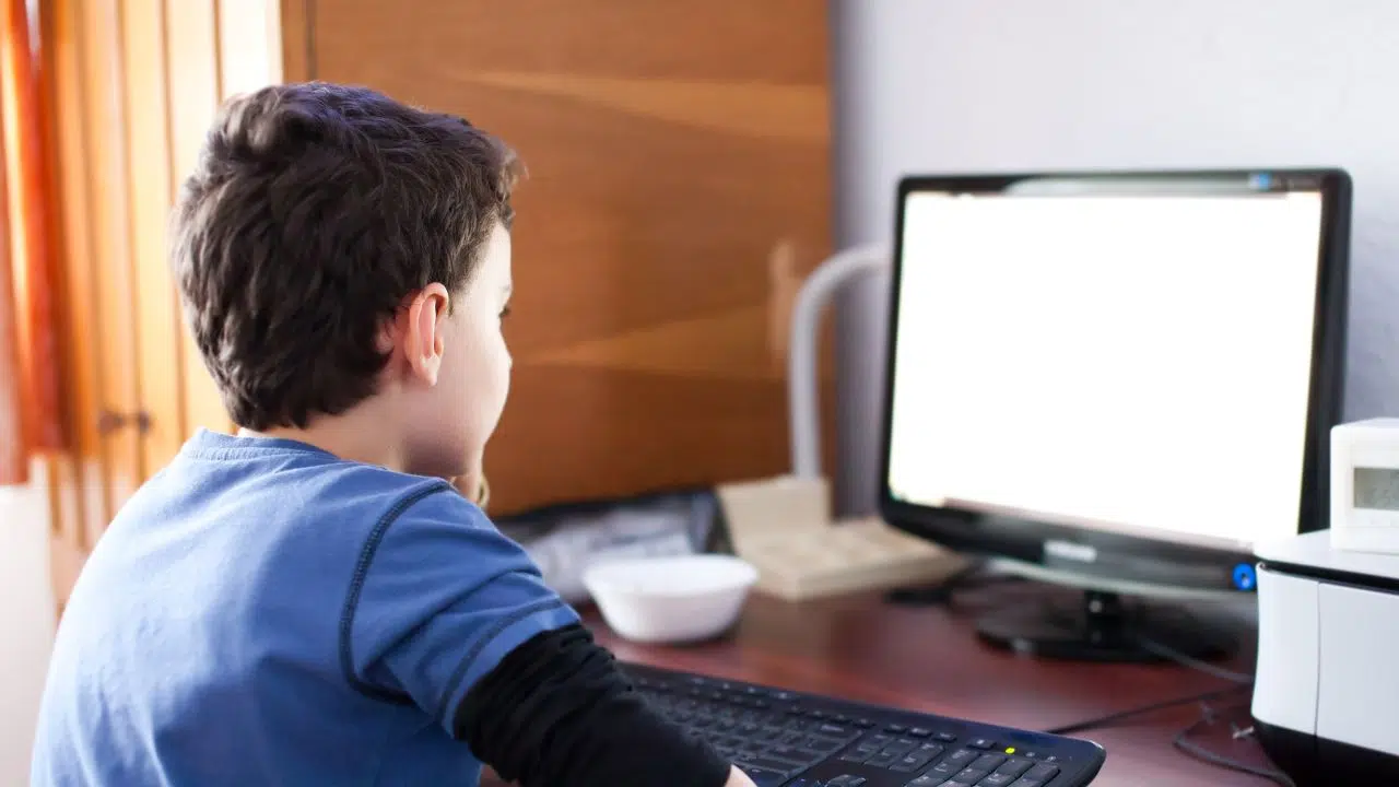 Pourquoi plus de 3 heures d’écran par jour nuisent à la santé mentale des adolescents Pourquoi plus de 3 heures d’écran par jour nuisent à la santé mentale des adolescents