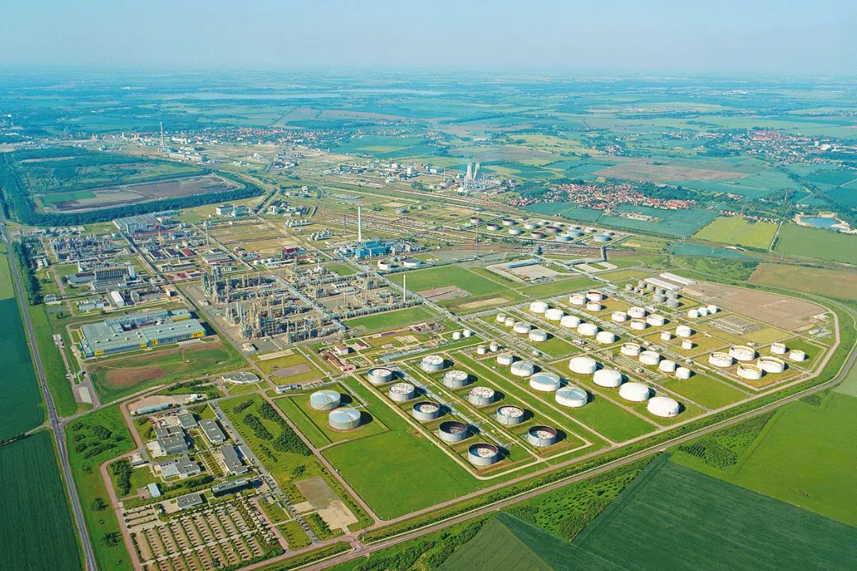 Ce géant français de l'énergie bat un record en Allemagne qui va permettre à sa raffinerie de Leuna d'économiser 300 000 tonnes de CO2 d'ici 2030 Ce géant français de l'énergie bat un record en Allemagne qui va permettre à sa raffinerie de Leuna d'économiser 300 000 tonnes de CO2 d'ici 2030