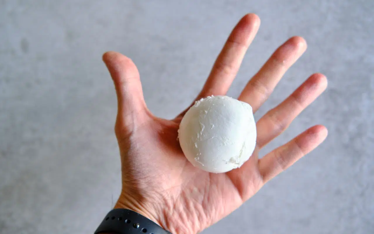 Ce fromage à base de petits pois ne fond pas à la cuisson et peut être grillé, poêlé ou rôti Ce fromage à base de petits pois ne fond pas à la cuisson et peut être grillé, poêlé ou rôti